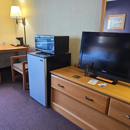 Fossil Creek Hotel & Suites Russell Екстериор снимка