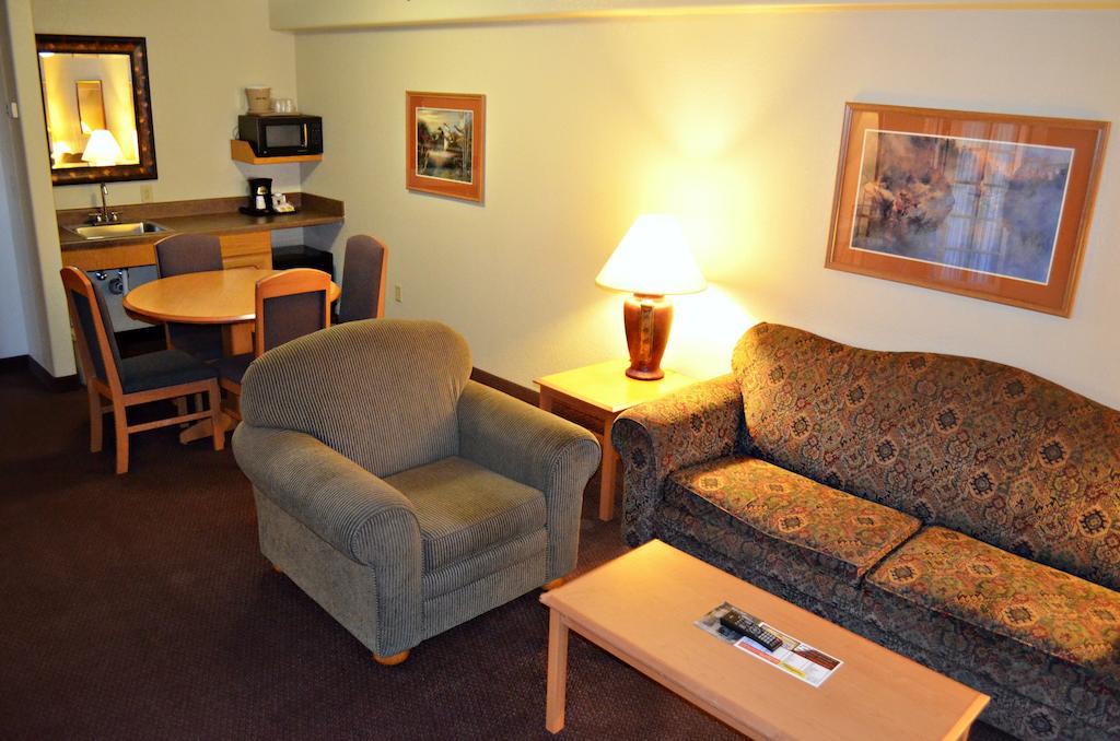 Fossil Creek Hotel & Suites Russell Екстериор снимка