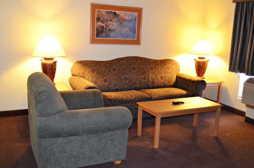 Fossil Creek Hotel & Suites Russell Екстериор снимка