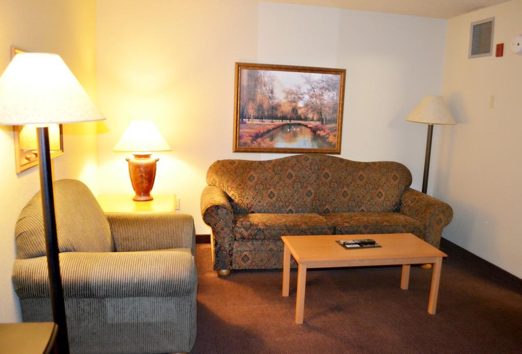 Fossil Creek Hotel & Suites Russell Стая снимка