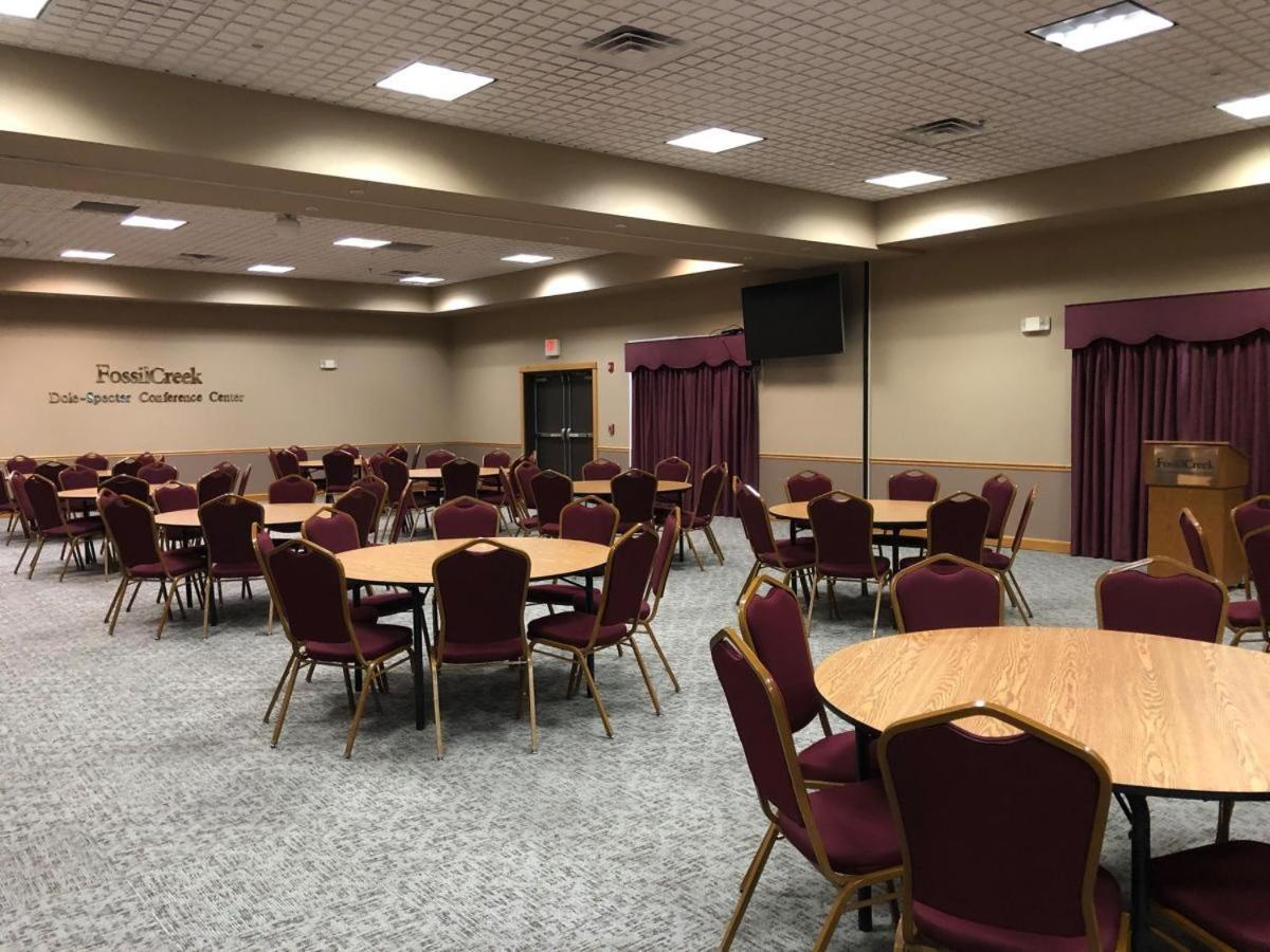 Fossil Creek Hotel & Suites Russell Екстериор снимка