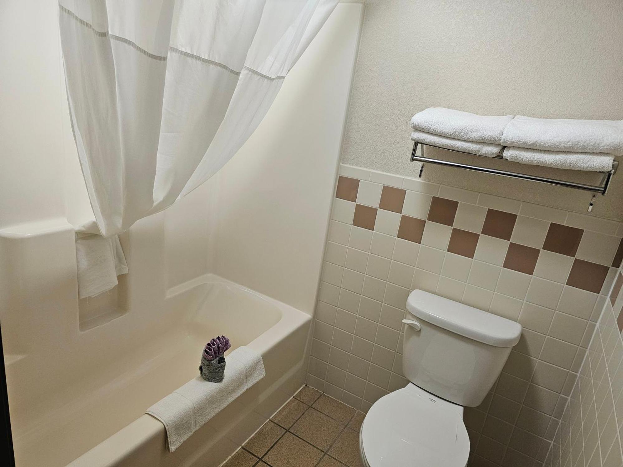 Fossil Creek Hotel & Suites Russell Екстериор снимка