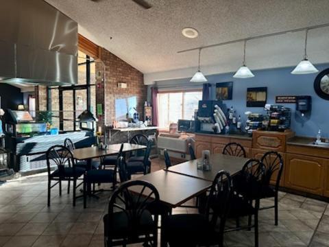 Fossil Creek Hotel & Suites Russell Екстериор снимка