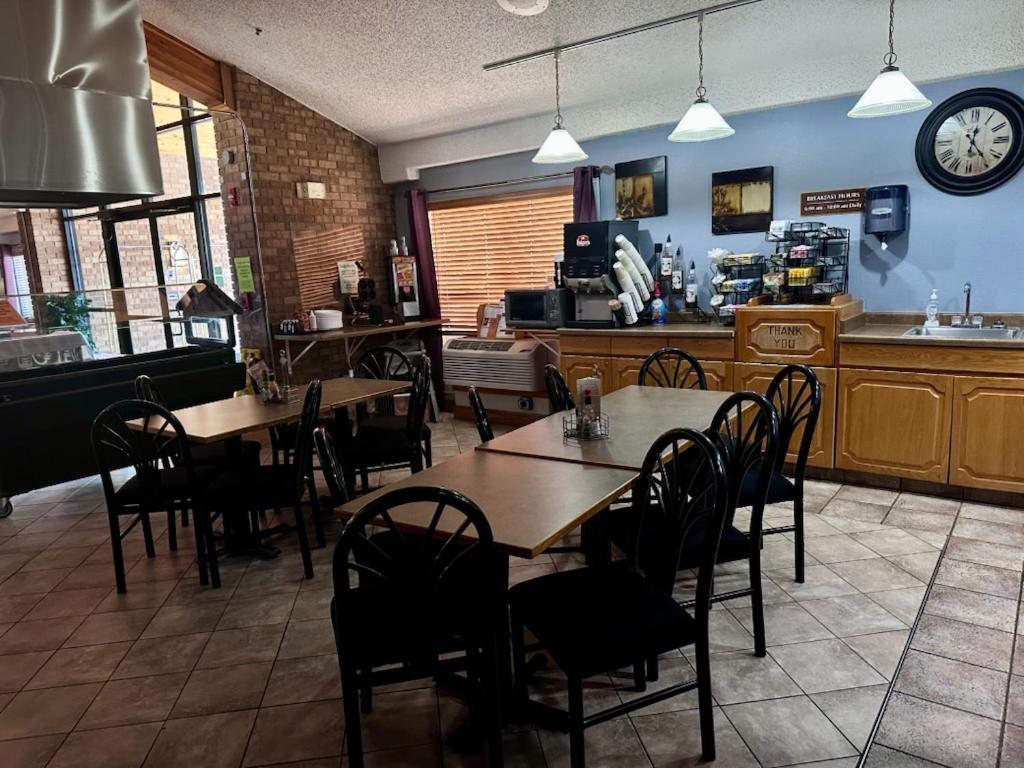 Fossil Creek Hotel & Suites Russell Екстериор снимка
