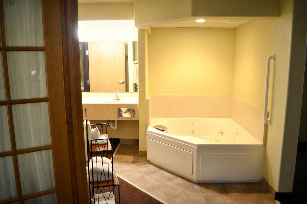 Fossil Creek Hotel & Suites Russell Екстериор снимка