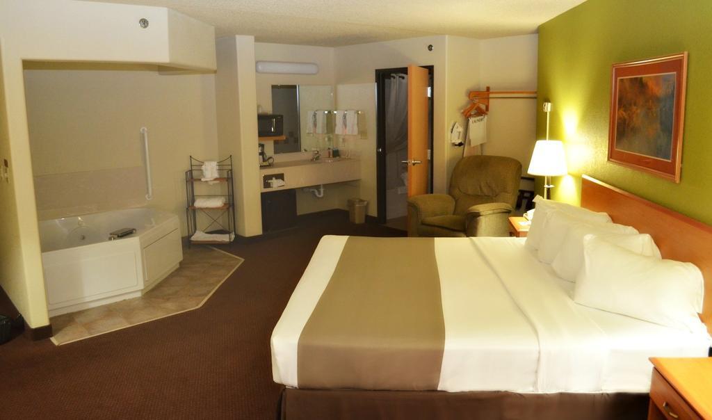 Fossil Creek Hotel & Suites Russell Екстериор снимка