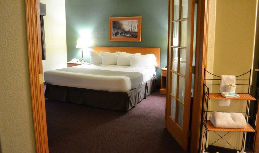 Fossil Creek Hotel & Suites Russell Екстериор снимка