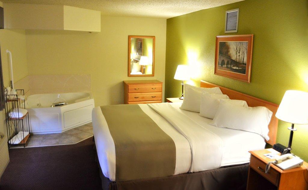 Fossil Creek Hotel & Suites Russell Екстериор снимка