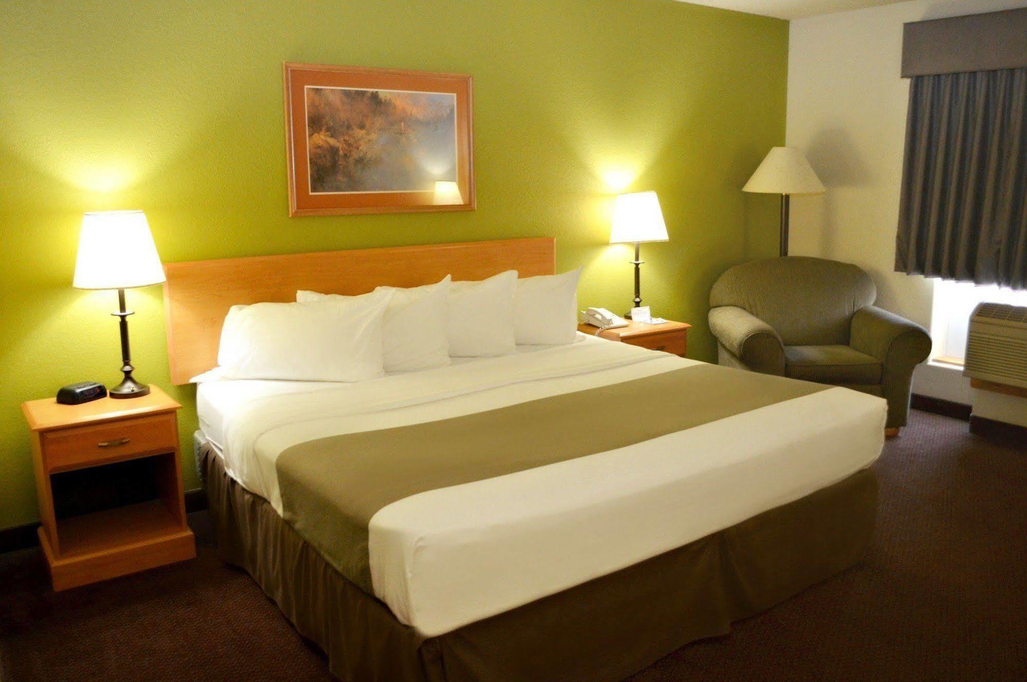 Fossil Creek Hotel & Suites Russell Екстериор снимка