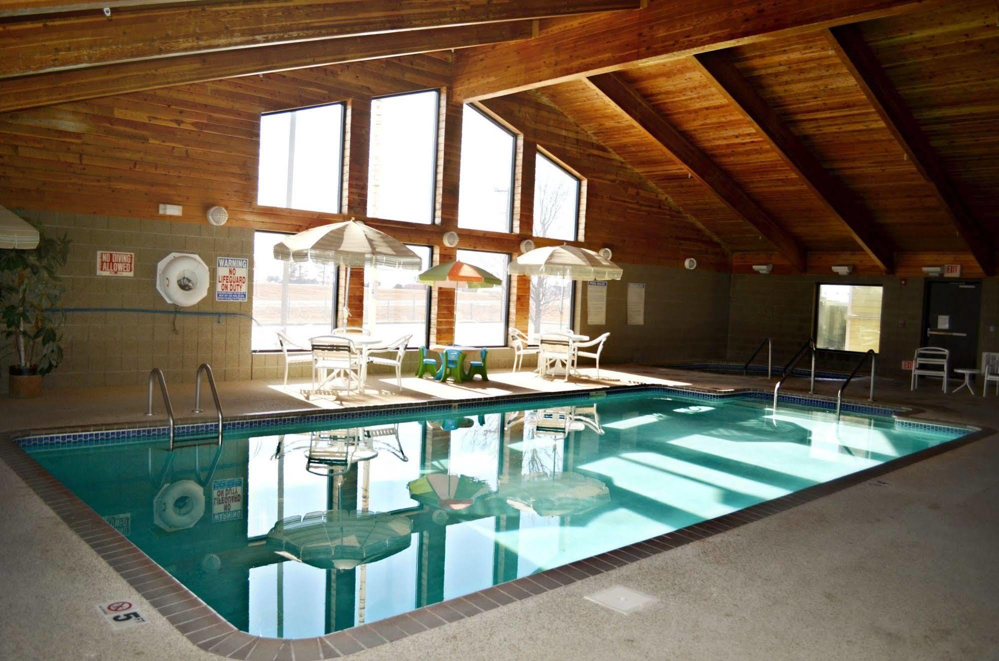 Fossil Creek Hotel & Suites Russell Екстериор снимка