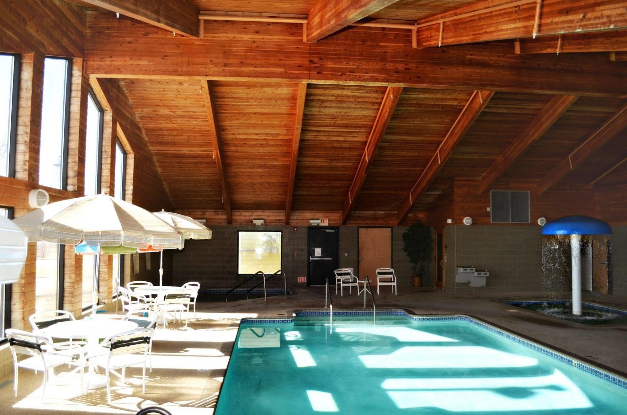 Fossil Creek Hotel & Suites Russell Екстериор снимка